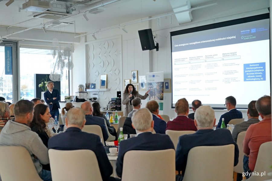 Justyna Suchanek z Referatu Zrównoważonej Mobilności Urzędu Miasta Gdyni oraz dr inż. arch. Łukasz Pancewicz – urbanista i wykładowca Politechniki Gdańskiej podczas posiedzenia Gdyńskiej Rady Dialogu Gospodarczego 