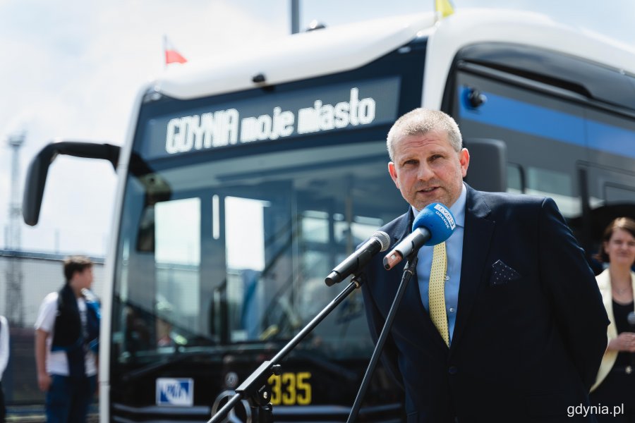 Inauguracja nowych elektrobusów marki Mercedes-Benz przy Muzeum Emigracji w Gdyni - Lech Żurek, prezes PKA Gdynia, fot. Kamil Złoch