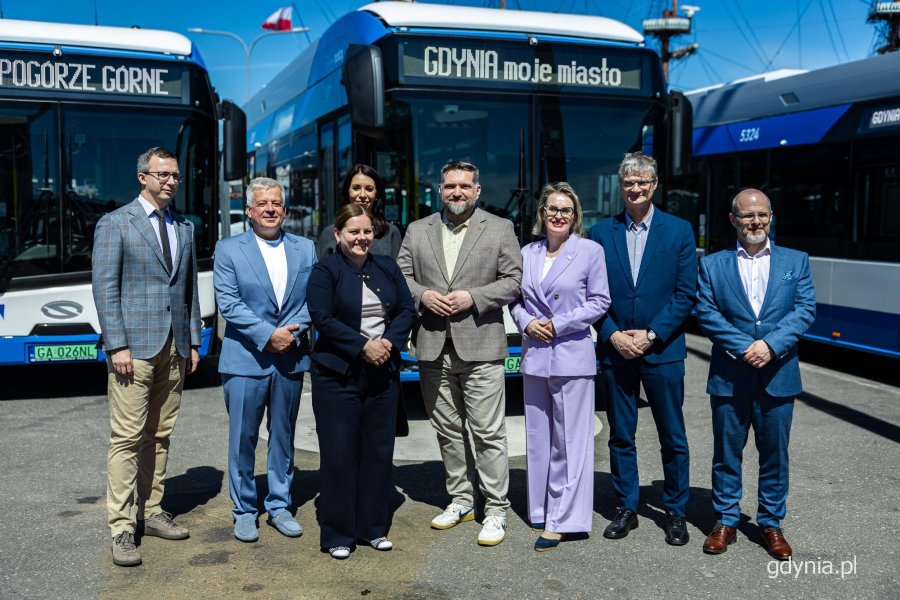 Przekazanie nowych autobus&oacute;w elektrycznych Solaris Urbino 18 Electric na Molo Południowym w Gdyni (fot. Kamil Złoch)