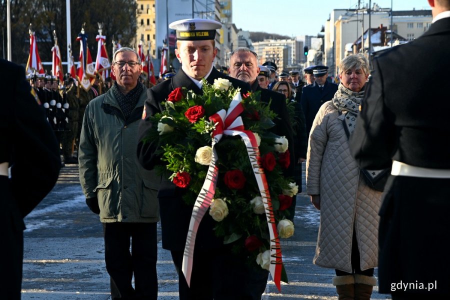 Delegacja gdyńskich samorządowców składająca kwiaty przed pomnikiem Polski Morskiej podczas uroczystości z okazji 105. rocznicy utworzenia Marynarki Wojennej. Od prawej: radna Elżbieta Raczyńska, prezydent Wojciech Szczurek i radny Zenon Roda