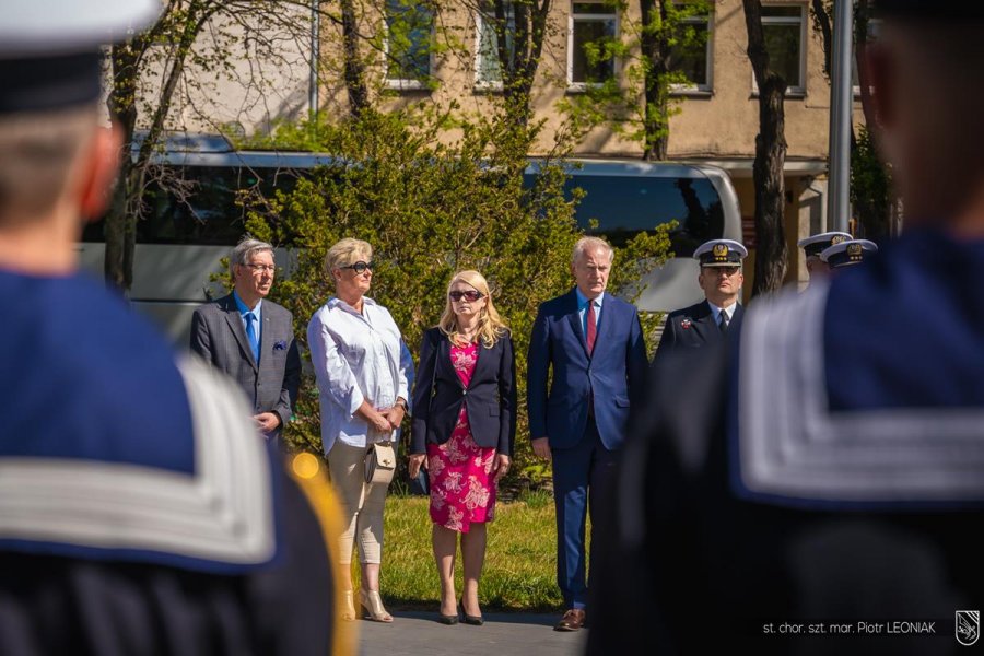 Gdyńskie obchody Międzynarodowego Dnia Uczestników Misji Pokojowych ONZ oraz Dnia Weterana Działań poza Granicami Państwa przed pomnikiem Polski Morskiej. Fot. st. chor. szt. mar. Piotr Leoniak