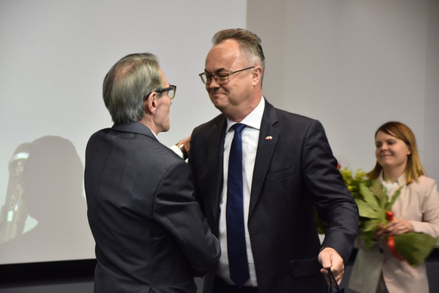 Uroczystość zakończenia misji konsularnej i przejęcia obowiązków odbyła się 9 maja w siedzibie norweskiej firmy DNV GL w Gdyni . Na zdjęciu: Michał Rzeszewicz, ustępujący konsul honorowy oraz Olav Myklebust, ambasador Królestwa Norwegii // fot. Sławomir Okoń