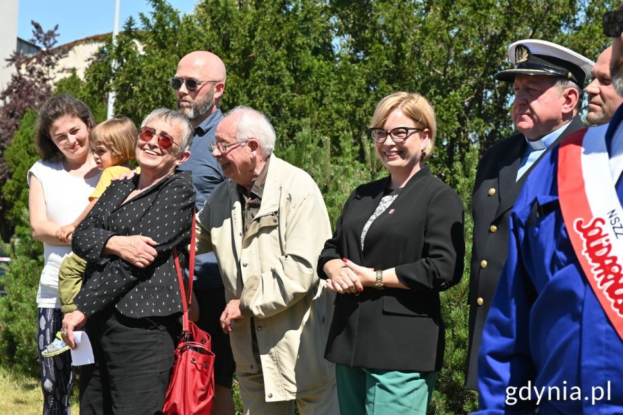 na zdjęciu grupa uśmiechniętych ludzi