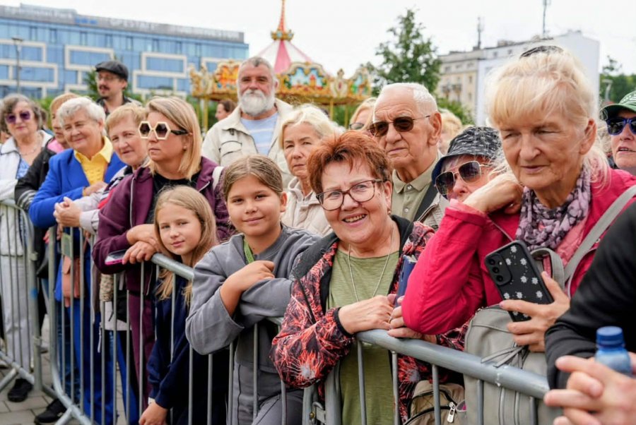 Gdynianki i Gdynianie czekający na początek atrakcji w Alei Marszałka J. Piłsudskiego (fot. Mirosław Pieślak)