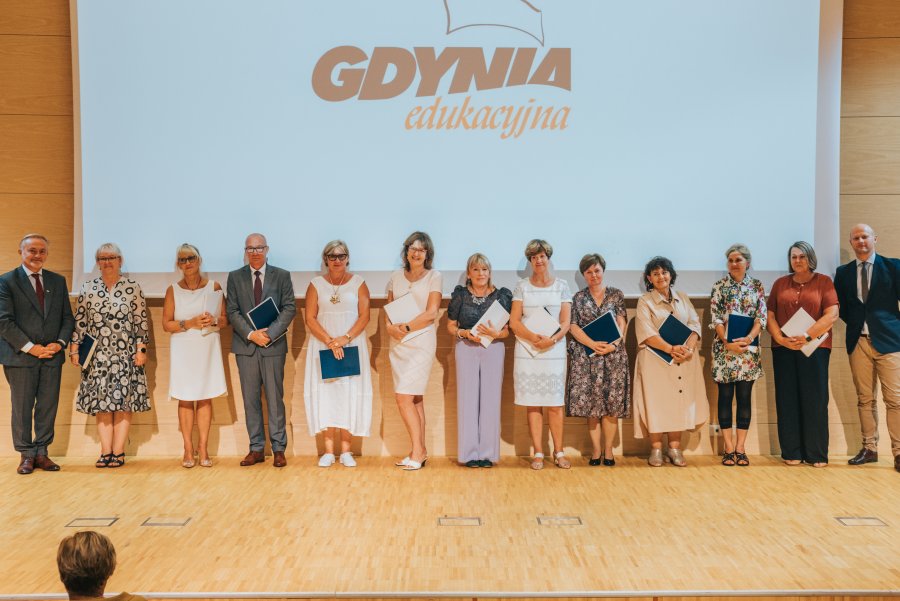 Jedenastu dyrektorów z prezydentem Gdyni stojącym z lewej strony i wiceprezydentem stojącym z prawej strony // fot. Filip Śmigielski