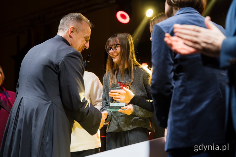 Gala finałowa X edycji Przeglądu Teatrów Amatorskich „Kurtyna” w gdyńskim Małym Kacku. Na scenie m.in. laureaci z Teatru Pierwsze Kroki (fot. Paweł Budziński)