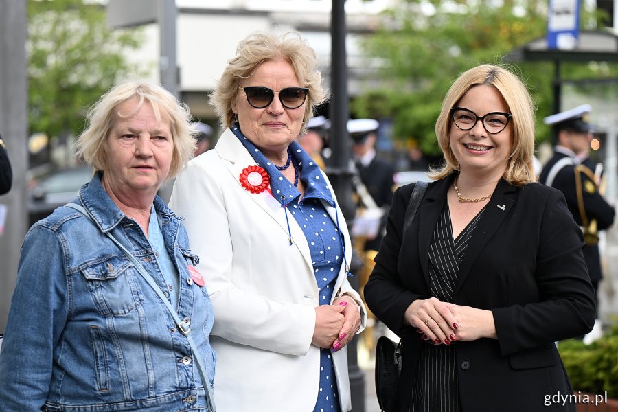 Od prawej: wiceprezydentka Gdyni Oktawia Gorzeńska i radna miasta Teresa Bysewska podczas uroczystości z okazji Święta Narodowego Trzeciego Maja