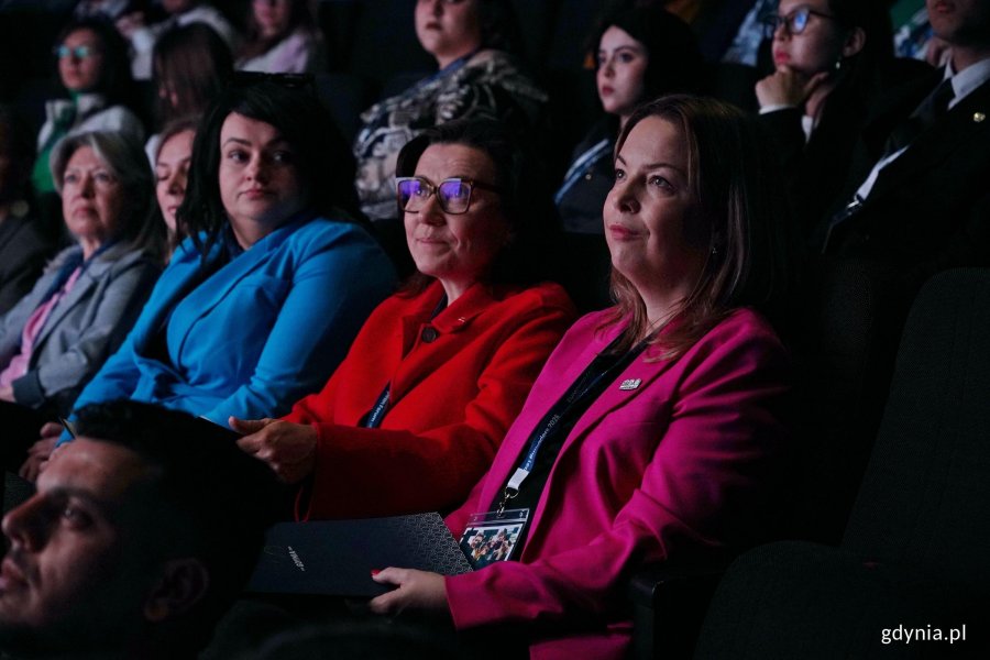 Wiceprezydentka Gdyni Oktawia Gorzeńska oraz dr Katarzyna Smyk - dyrektorka Przedstawicielstwa Komisji Europejskiej w Polsce podczas oficjalnego otwarcia Europejskiego Forum Młodych Lider&oacute;w