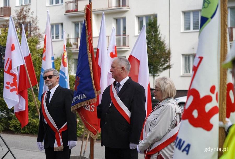 Na zdjęciu przedstawiciele związk&oacute;w zawodowych ze sztandarami 