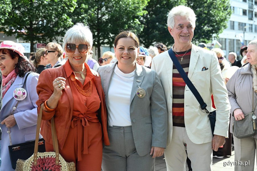 Prezydent Gdyni Aleksandra Kosiorek na Przemarszu Senior&oacute;w na Placu Kaszubskim