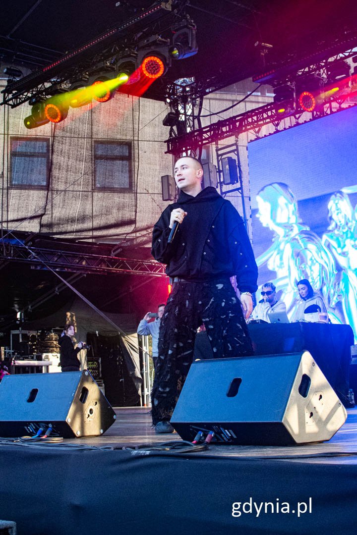 Muzyk, raper w dresie na scenie podczas koncertu