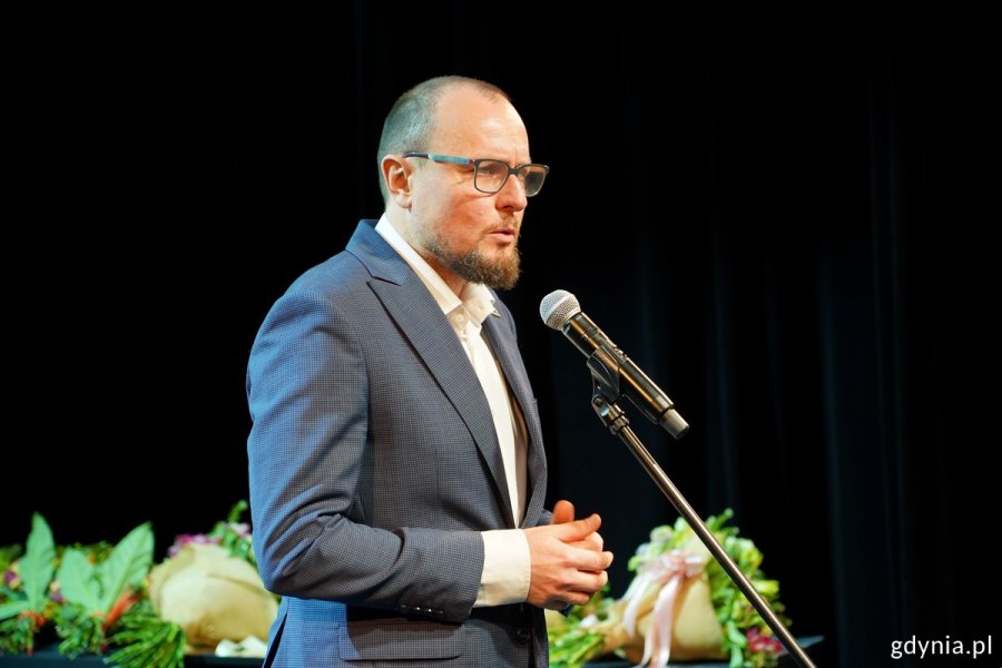 Dyrektor zarządzający ds. kultury i aktywności mieszkańców Mariusz Bzdęga przy mikrofonie