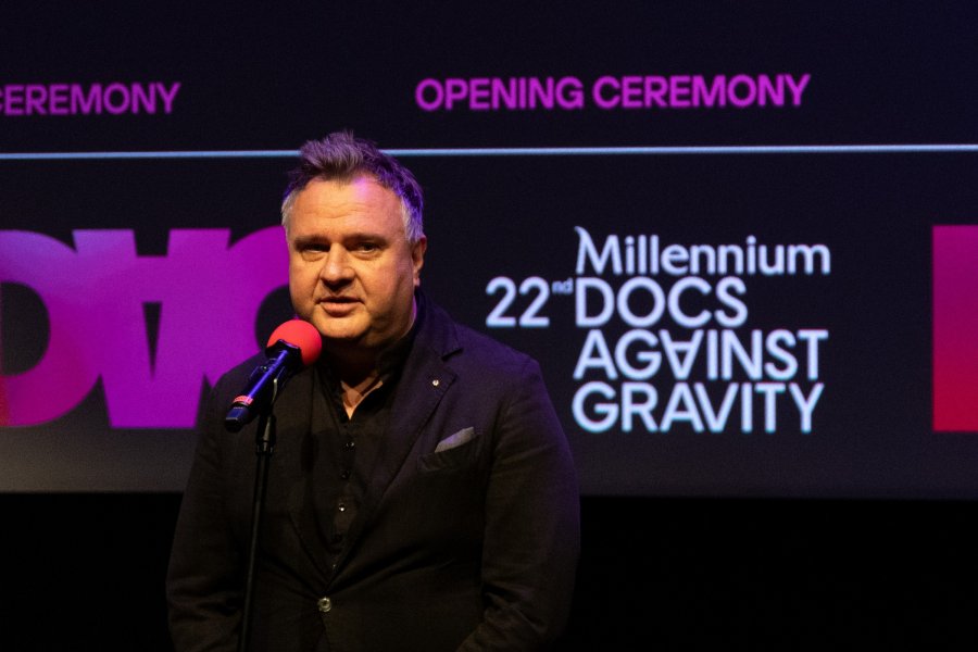Jerzy Rados, dyrektor Gdyńskiego Centrum Filmowego, przemawiający podczas gali otwarcia festiwalu Millennium Docs Against Gravity