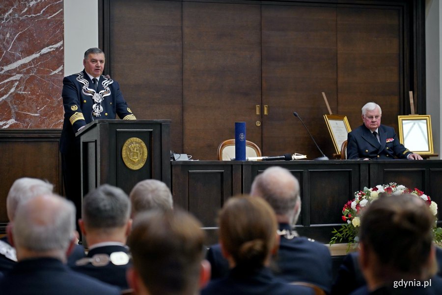 prof. dr hab. inż. kpt. ż. w. Adam Weintrit &ndash; rektor Uniwersytetu Morskiego w Gdyni i prof. dr hab. inż. Janusz Mindykowski podczas uroczystości nadania tytułu doktora honoris causa Uniwersytetu Morskiego dr. Yohei Sasakawie 