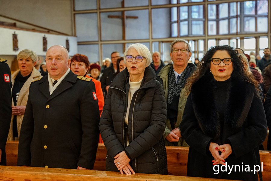 W mszy św. w intencji miasta wzięli udział m.in.: (w pierwszym rzędzie od lewej) przedstawiciele Marynarki Wojennej,  Joanna Zielińska - przewodnicząca Rady Miasta Gdyni, posłanka Dorota Arciszewska-Mielewczyk, a także (w drugim rzędzie od prawej)  radni Zenon Roda, Danuta Styk i Elżbieta Sierżęga oraz przedstawiciele Marynarki Wojennej