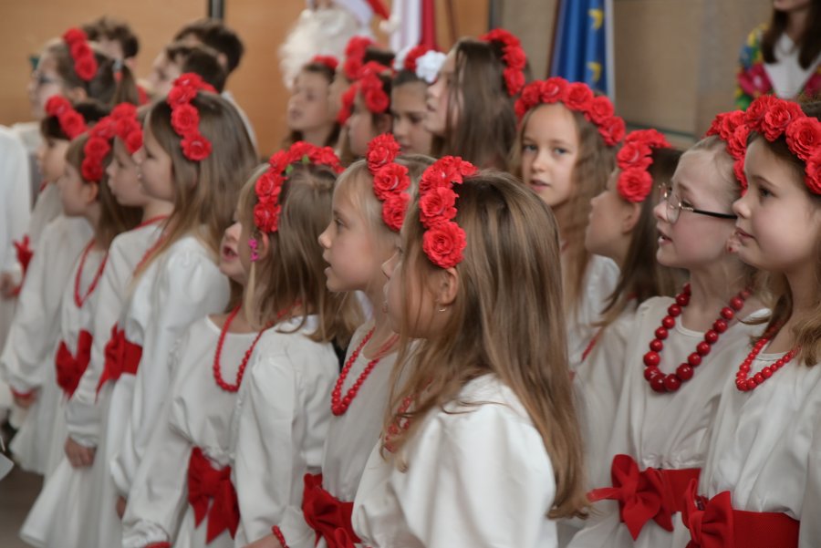 Kolędownicy z SP nr 13 przedstawili świąteczny program i zaśpiewali świąteczne piosenki