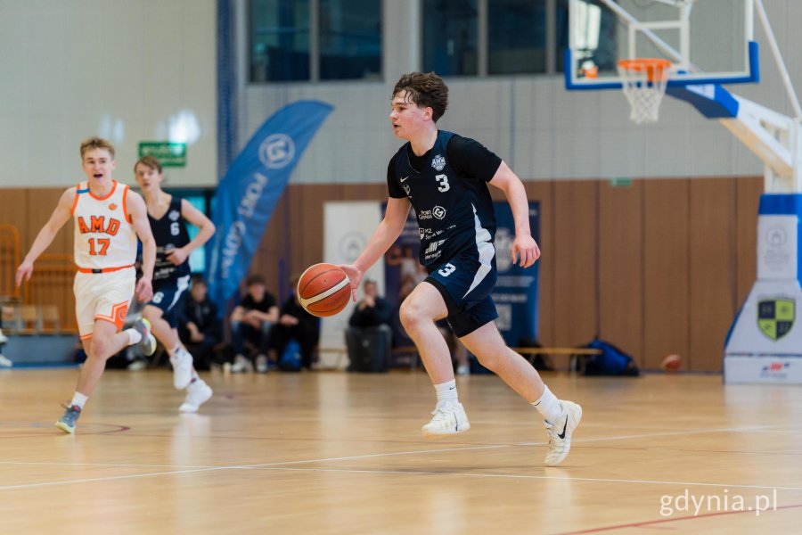 Koszykarze na boisku w trakcie meczu