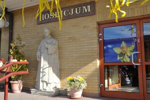 // fot. Agnieszka Wołowicz. Zdjęcie ukazujące wejście do gdyńskiego hospicjum