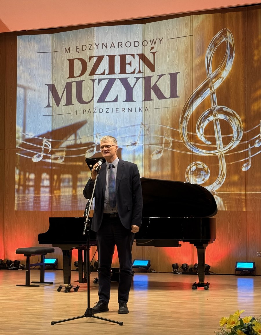Przy mikrofonie Rafał Geremek, wiceprezydent Gdyni