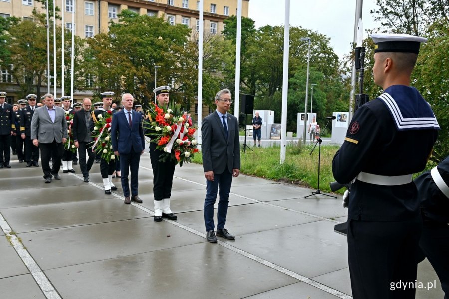 Poseł Marek Rutka (pierwszy w rzędzie) i senator Sławomir Rybicki (trzeci od przodu w rzędzie) składający kwiaty przed pomnikiem Armii Krajowej podczas uroczystości z okazji 79. rocznicy wybuchu powstania warszawskiego // fot. Magdalena Czernek