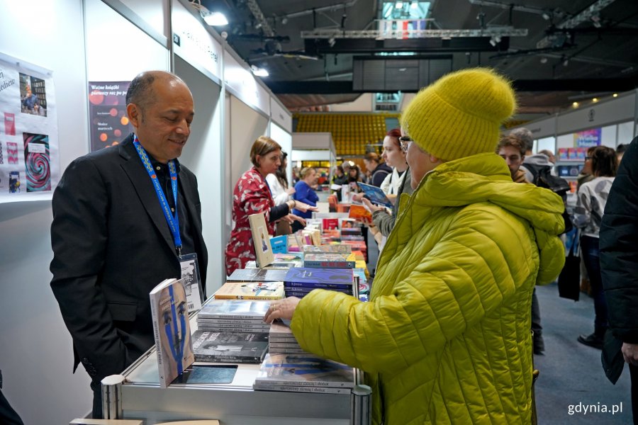 Uczestnicy Targ&oacute;w Książki w Gdyni odwiedzający stoiska wydawc&oacute;w 