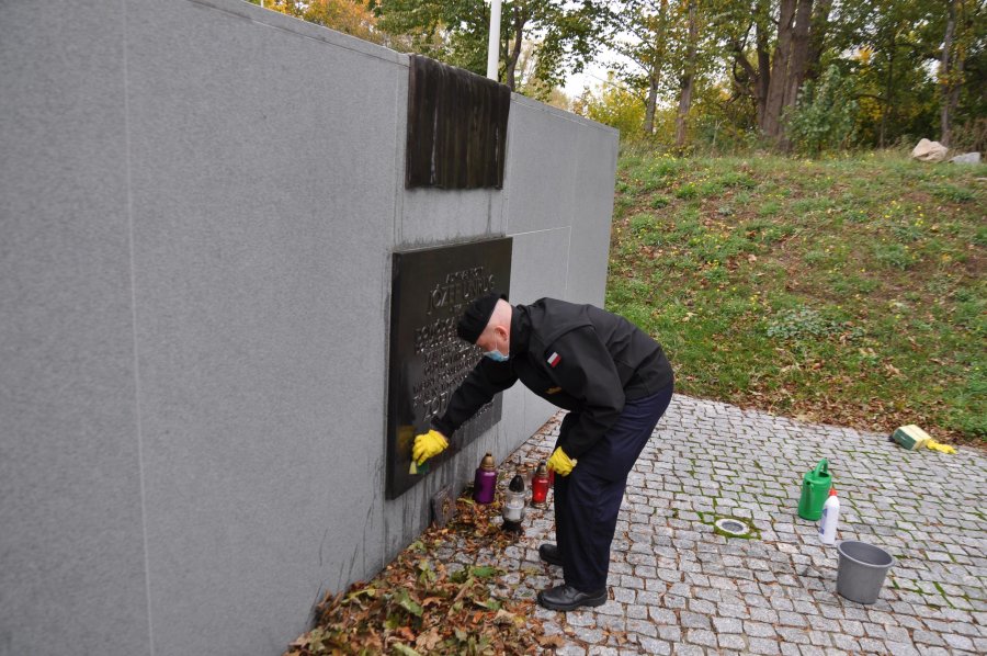 Akademia Marynarki Wojennej troską objęła mogiły zasłużonych żołnierzy, obrońców Wybrzeża i byłych komendantów uczelni // fot. materiały AMW w Gdyni