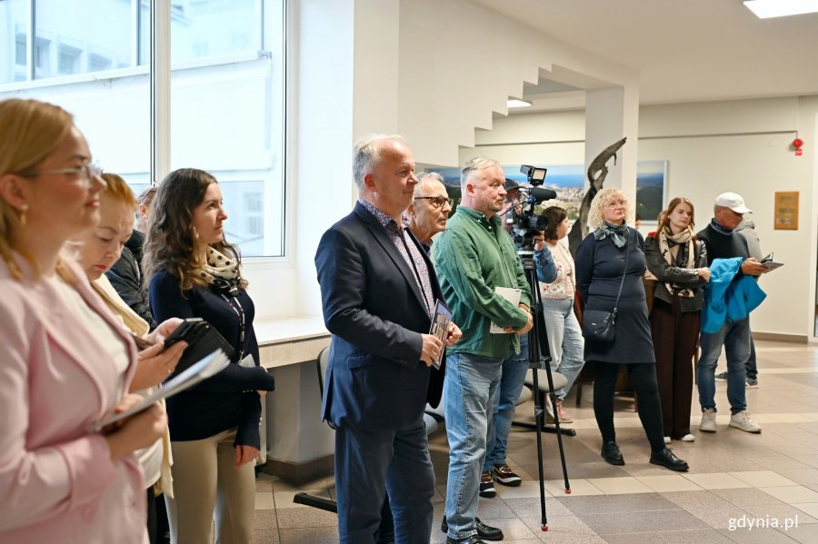 Uczestnicy wernisażu podczas oficjalnego otwarcia wystawy &bdquo;Gdynia Miasto Modernizmu&rdquo; 