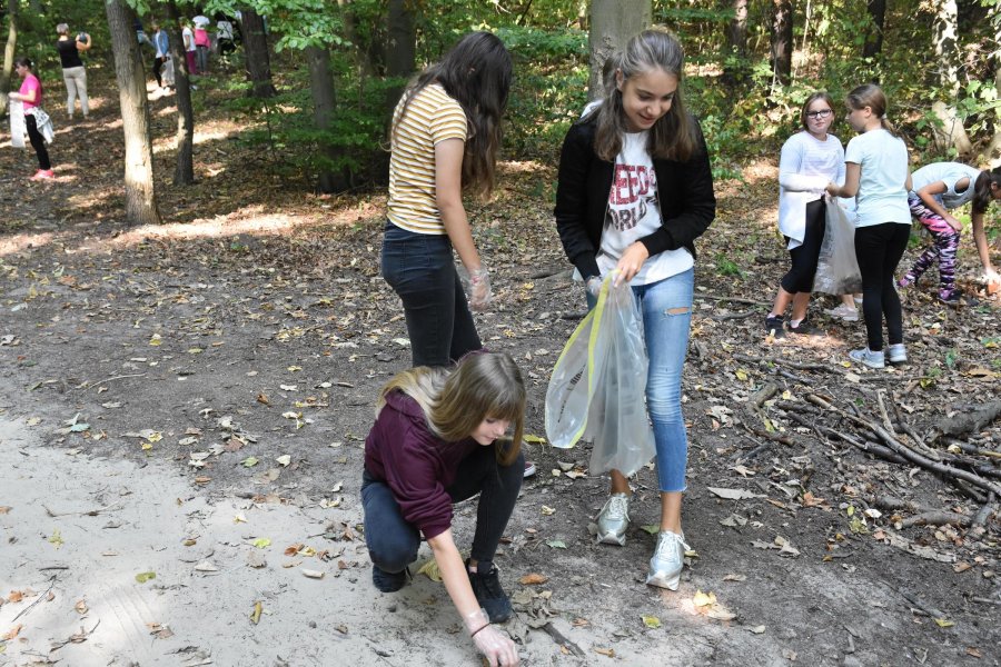 Uczniowie ze Szkoły Podstawowej nr 29 sprzątali las przy ul. Pelplińskiej w Gdyni // fot. Izabela Małkowska