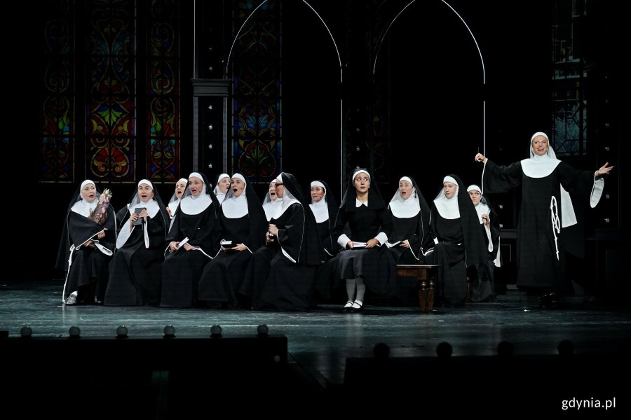 Zdjęcie z pr&oacute;by medialnej spektaklu &bdquo;Zakonnica w przebraniu&rdquo; w Teatrze Muzycznym w Gdyni. Scena zbiorowa 