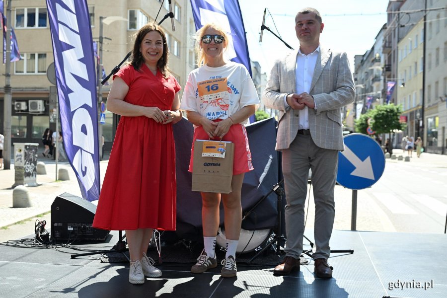 Rozdanie nagr&oacute;d wśr&oacute;d zwycięzc&oacute;w Biegu Kelner&oacute;w. Na zdjęciu m.in: członek zarządu wojew&oacute;dztwa pomorskiego Adam Gawrylik i wiceprezydentka Gdyni Oktawia Gorzeńska 