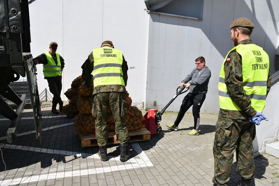 Ziemniaki rozładowali żołnierze z pomocą pracowników Gdyńskiego Centrum Sportu // fot. Sławomir Okoń, UM Gdynia