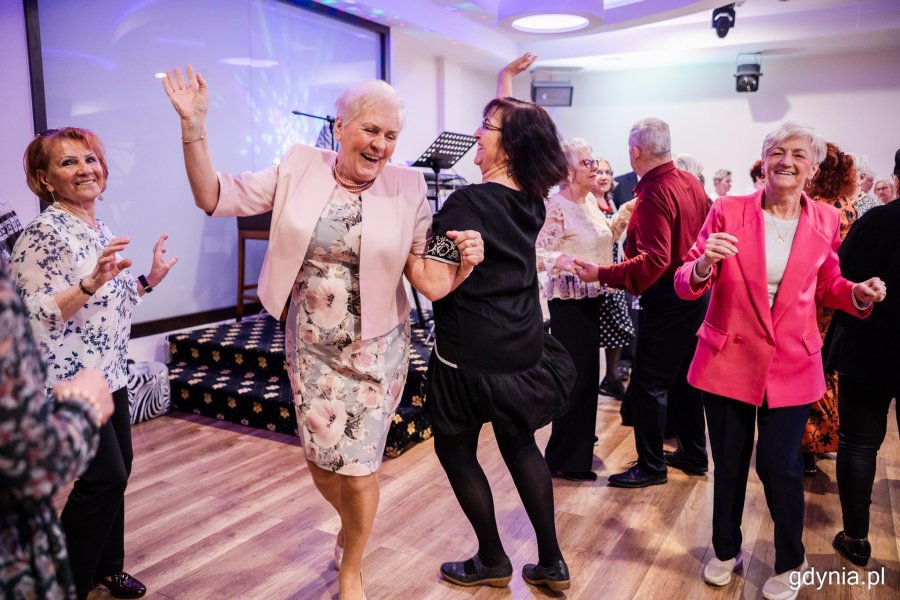 Tańczący seniorzy