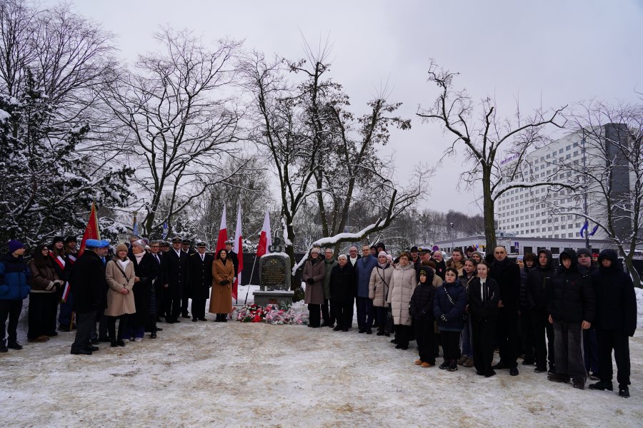 Hołd żołnierzom Armii Krajowej oddali między innymi: posłanka Wioleta Tomczak, posłanka Dorota Arciszewska-Mielewczyk, wicewojewoda pomorski Emil Rojek, wiceprezydent Gdyni Rafał Geremek, gdyńscy radni miejscy: Teresa Bysewska, Monika Strzałkowska, Agnieszka Tokarska i Robert Anisowicz, a także działacze, przedstawiciele Stowarzyszenia Kombatant&oacute;w Misji Pokojowych ONZ koło nr 31 Gdyni, członkowie stowarzyszeń patriotycznych, mieszkańcy i uczniowie gdyńskich szk&oacute;ł (fot. Dorota Patzer)
