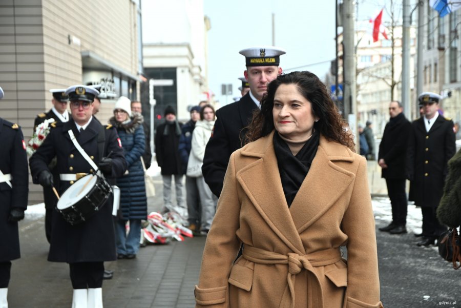 Kobieta w brązowym płaszczu i marynarze