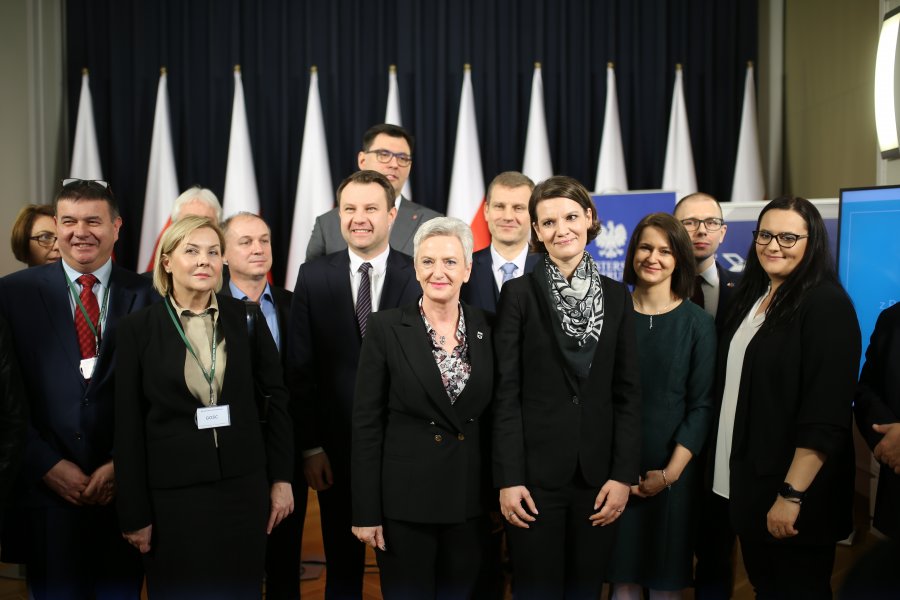 Podczas uroczystości Gdynię reprezentowali: wiceprezydent Katarzyna Gruszecka-Spychała oraz Lech Żurek, prezes zarządu Przedsiębiorstwa Komunikacji Autobusowej // fot. Ministerstwo Funduszy i Polityki Regionalnej