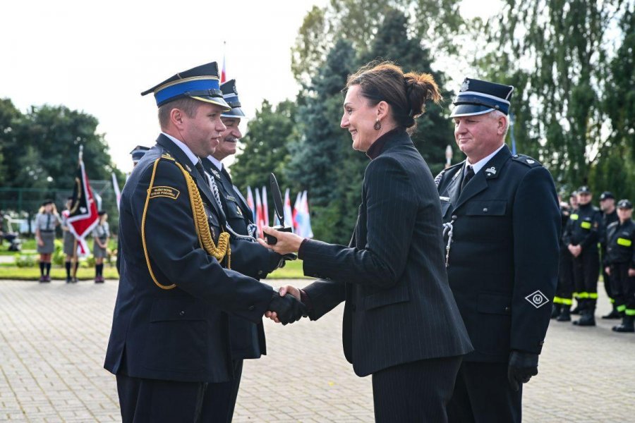 Wojewoda pomorska Beata Rutkiewicz wręcza nagrodę bryg. Łukaszowi Płusie