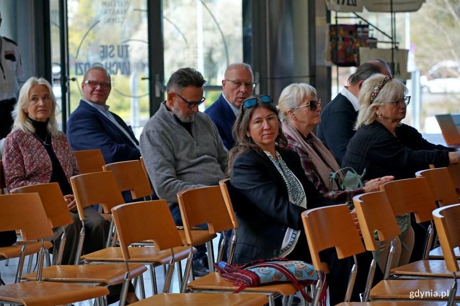 Uczestnicy gali wręczenia Nagrody im. Kapitana Leszka Wiktorowicza zebrani w Muzeum Miasta Gdyni 