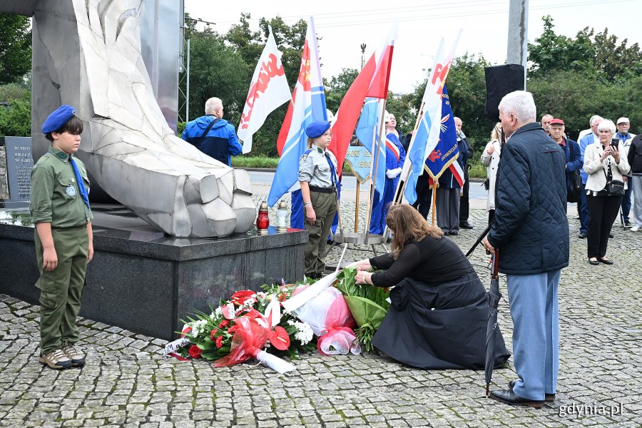 Uroczystości pod pomnikiem Ofiar Grudnia 1970 w ramach gdyńskich obchodów 45. rocznicy zakończenia strajków i podpisania porozumień sierpniowych (fot. Michał Puszczewicz)