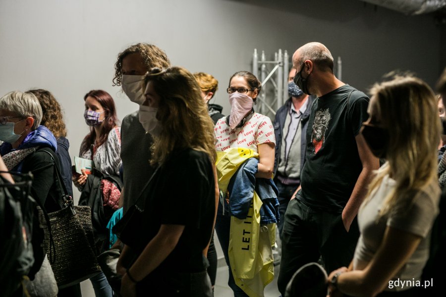 Widzowie oczekujący na wejście na pokaz spektaklu "PeKiN" // fot. Karol Stańczak