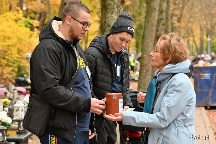 Rugbyści Arki Gdyni podczas kwesty na Cmentarzu Witomińskim 