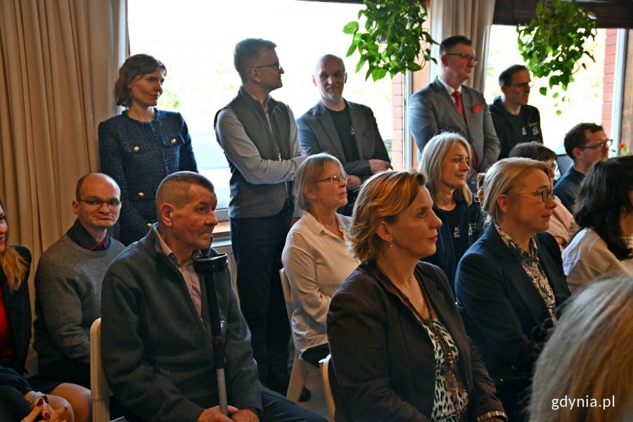 Uczestnicy spotkania z okazji 1. rocznicy działalności Portu dla Rodziny zgromadzeni w jednej z sal 