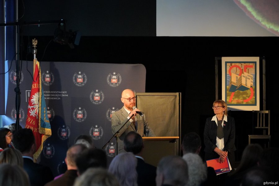 Na zdjęciu m.in. Grzegorz Kryger, pomorski kurator oświaty  i Elżbieta Zaręba, dyrektor II LO w Gdyni