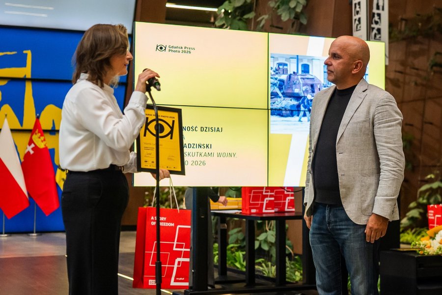 Magdalena Mistat &ndash; pełniąca obowiązki dyrektora Europejskiego Centrum Solidarności wręczająca nagrodę fotografowi Markowi Ladzińskiemu podczas gali Gdańsk Press Photo