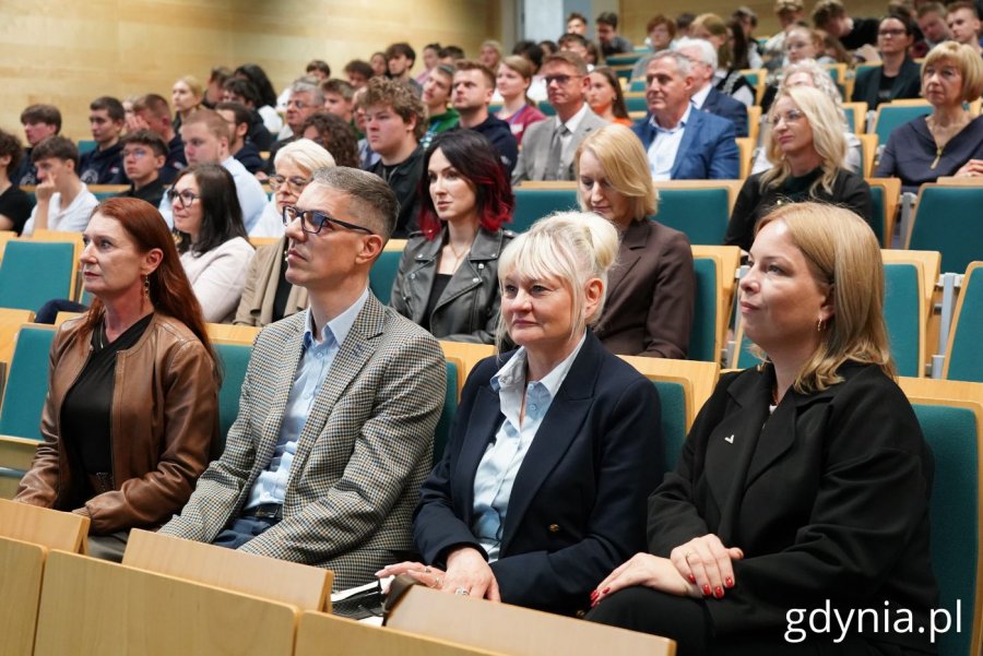 Dni Funduszy Europejskich w Pomorskim Parku Naukowo-Technologicznym. Na zdjęciu (od lewej): dyrektor ZCHiE Dorota Kotwicka, kierownik szkolnictwa zawodowego w Urzędzie Marszałkowskim Województwa Pomorskiego, naczelnik Wydziału Edukacji Iwona Tanewska, wiceprezydentka Gdyni Oktawia Gorzeńska (fot. Magdalena Starnawska)