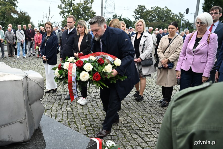 Uroczystości pod pomnikiem Ofiar Grudnia 1970 w ramach gdyńskich obchodów 45. rocznicy zakończenia strajków i podpisania porozumień sierpniowych. Delegacja gdyńskiego samorządu (fot. Michał Puszczewicz)