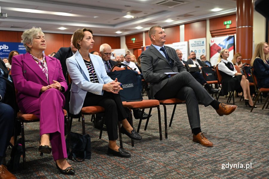 Na zdjęciu: senator Joanna Sekuła, radna Gdyni Larysa Kramin oraz prezes Krajowej Izby Gospodarki Nieruchomościami Marek Urban