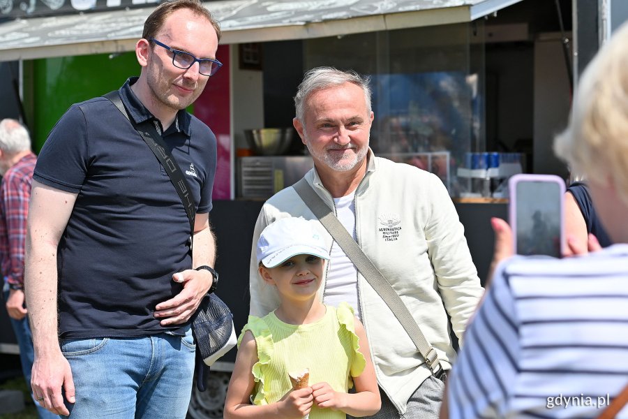 Na zdj. (z prawej): prezydent Wojciech Szczurek i Jakub Ubych, wiceprzewodniczący Rady Miasta Gdyni pozują do zdjęcia z dziewczynką