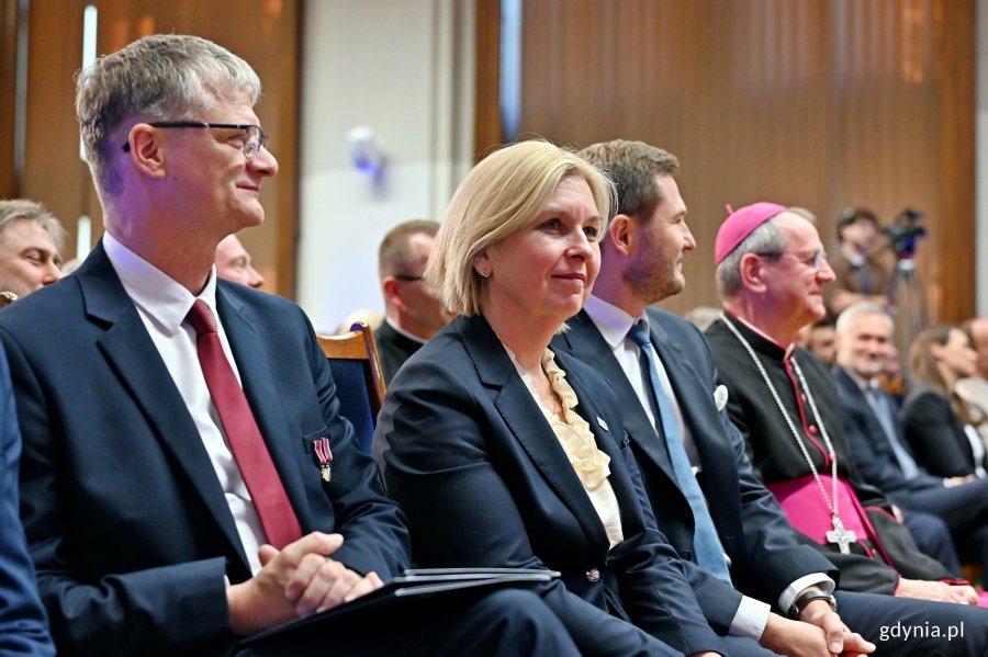 Od lewej: wiceprezydent Gdyni Rafał Geremek, Beata Zastawna &ndash; przewodnicząca Rady Miasta Gdyni, Piotr Grzelak &ndash; zastępca prezydent Gdańska ds. zr&oacute;wnoważonego rozwoju i gospodarki i metropolita gdański abp Tadeusz Wojda podczas inauguracji roku akademickiego na Politechnice Gdańskiej