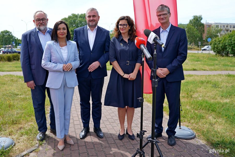 Od prawej: wiceprezydent Gdyni Rafał Geremek, prezydent Gdańska Aleksandra Dulkiewicz, Sławomir Bukowiec – wiceminister infrastruktury i pełnomocnik rządu ds. przeciwdziałania wykluczeniu komunikacyjnemu oraz posłowie Magdalena Sroka i Piotr Adamowicz podczas konferencji o środkach przyznanych pomorskim miastom w ramach rezerwy subwencji ogólnej 