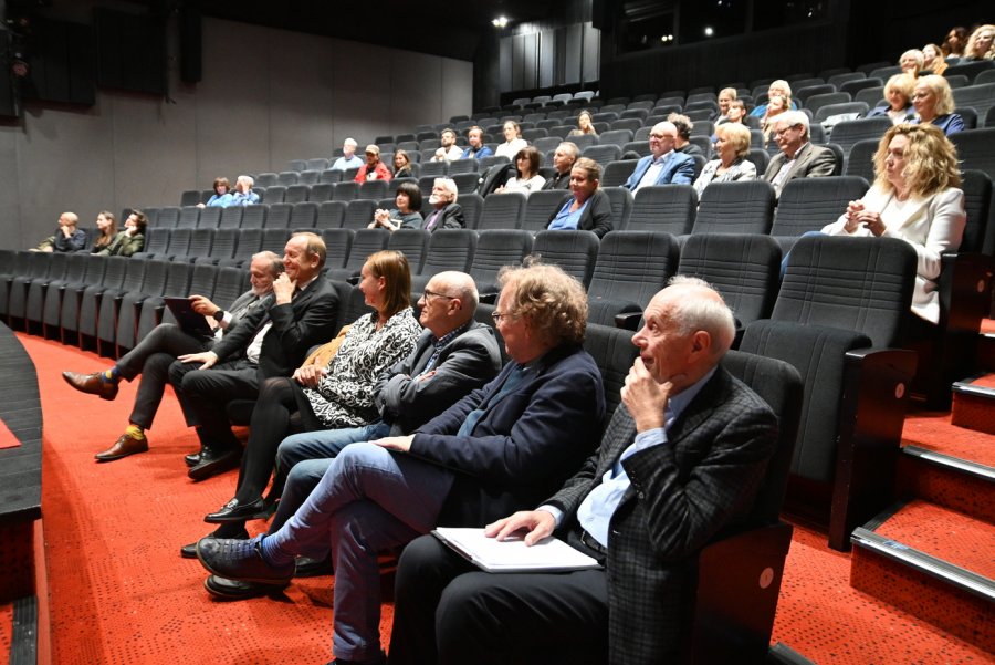 Inauguracja roku w GSF. Na zdjęciu od prawej w pierwszym rzędzie: Leszek Kopeć były dyrektor GCF, reżyser i pedagog Robert Gliński, autor programu nauczania Gdyńskiej Szkoły Filmowej, były naczelnik Wydziału Kultury UM Gdynia Włodzimierz Grzechnik, Maja Wagner, naczelniczka Wydziału Kultury UM Gdynia, Konsul Honorowy Danii Julian Skelnik, Wojciech Szczurek, prezydent Gdyni. Fot. Zygmunt Gołab 